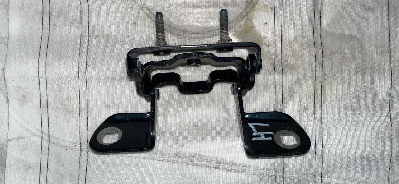 петля крышки багажника Ford Bronco Sport 1 поколение 2021, 1.5 л., бензин, АКПП, темно синий, внедорожник 5 дв., M1PB-S42901-AE - фото №1