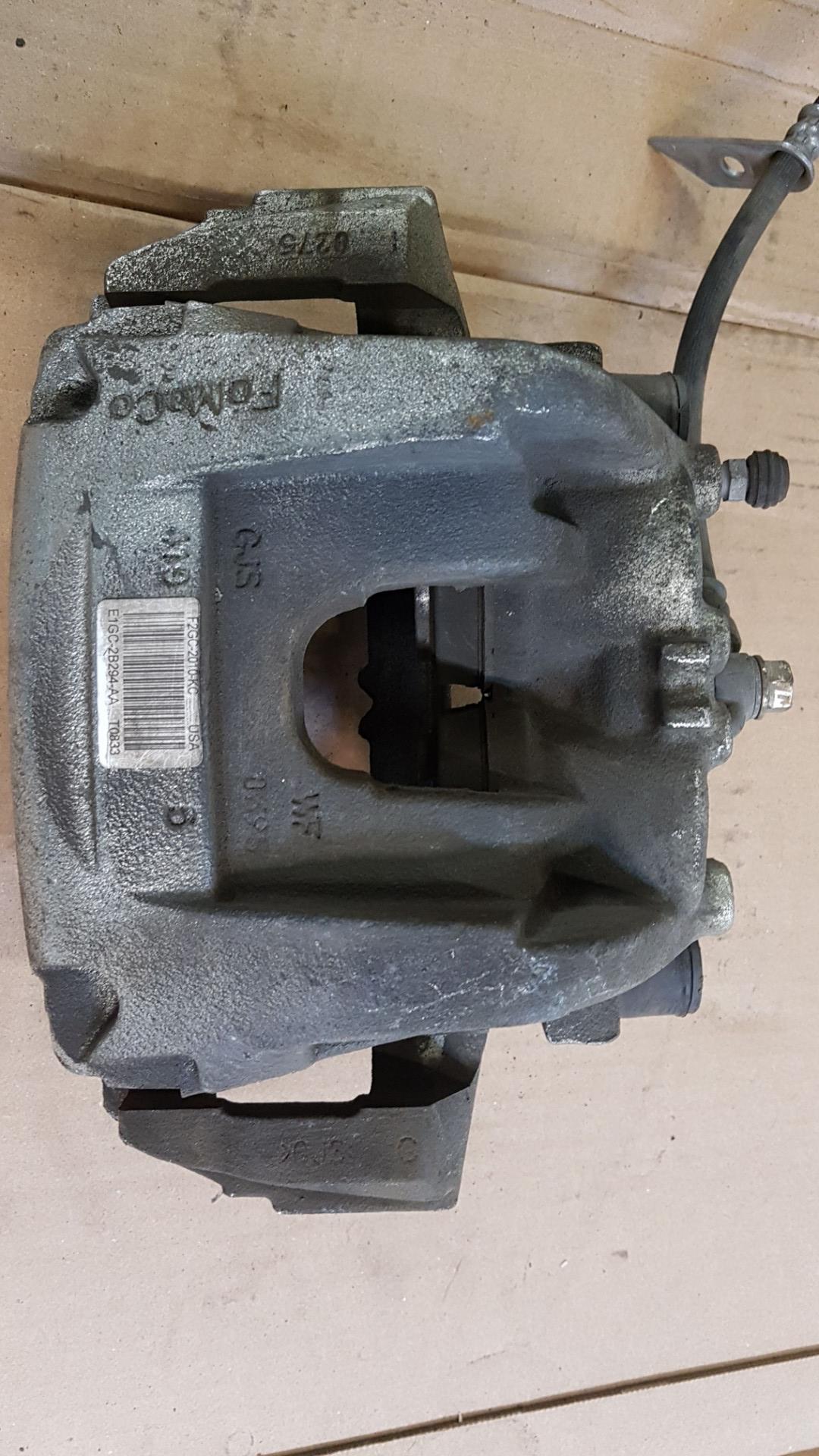 суппорт передний правый Ford Edge 2 поколение CD539 2016, 2.0 л., бензин, АКПП, F2GC-2010-KC - фото №1