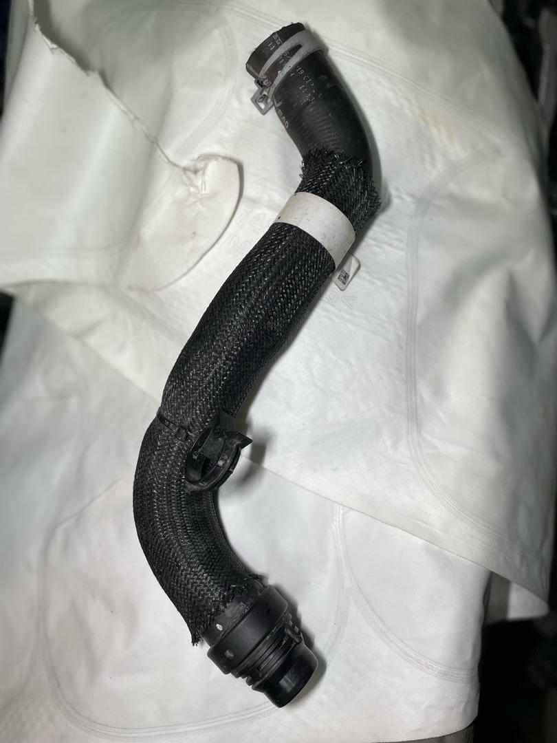 патрубок радиатора Ford Explorer 6 поколение U625 2021, 2.3 л., бензин, АКПП, красный, внедорожник 5 дв., полный привод, L1M3-8B273-AAE - фото №1