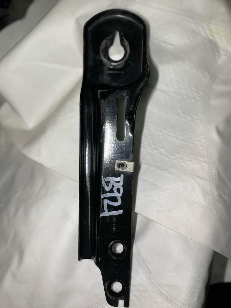 кронштейн (крепление) Ford Explorer 6 поколение U625 2021, 2.3 л., бензин, АКПП, красный, внедорожник 5 дв., полный привод, LB5C-5B771 - фото №1