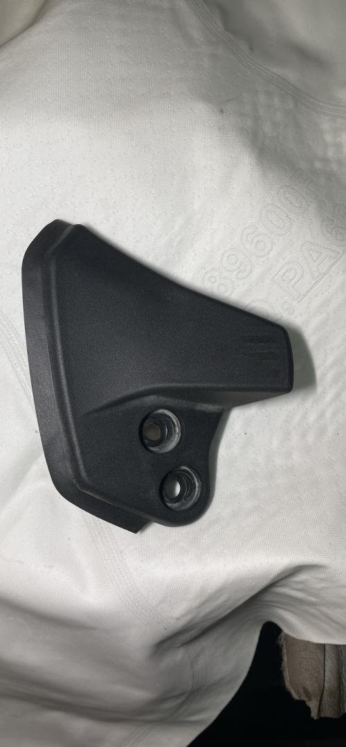 ус под фонарь правый Ford Explorer 6 поколение U625 2021, 2.3 л., бензин, АКПП, красный, внедорожник 5 дв., полный привод, LB5B-S404B04-BB - фото №1