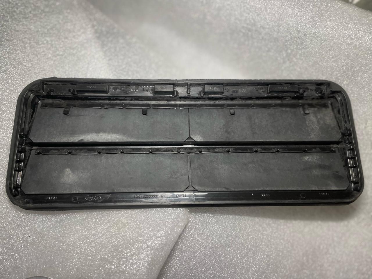 Наружная вентиляционная решетка Ford Explorer 6 поколение U625 2021, 2.3 л., бензин, АКПП, красный, внедорожник 5 дв., полный привод, FL34-15280B62-AC - фото №1
