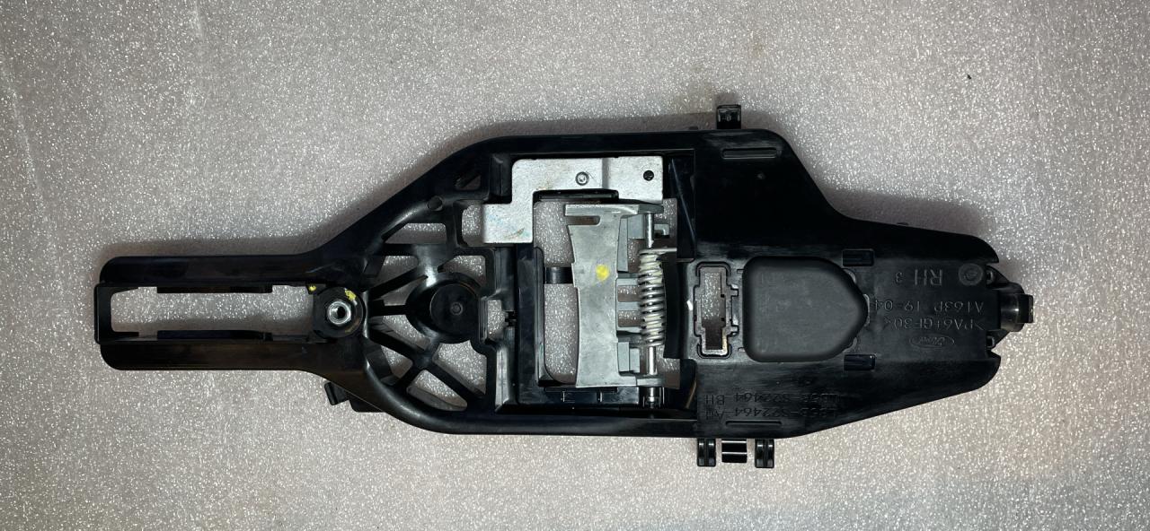 скелет ручки двери передней правой Ford Explorer 6 поколение U625 2021, 2.3 л., бензин, АКПП, красный, внедорожник 5 дв., полный привод, LB5B-S22464-BH, LB5B-S22464-AH - фото №1