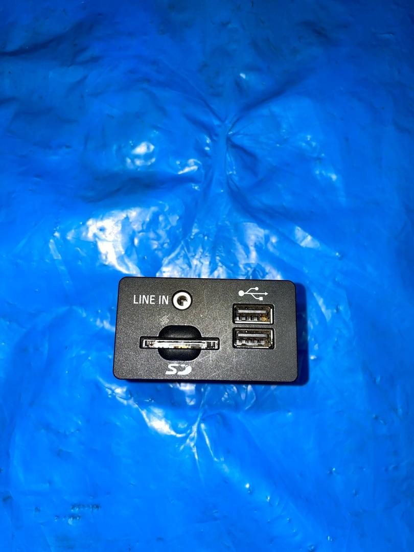 разъем AUX / USB Ford Edge 2 поколение CD539 2015, 2.0 л., бензин, АКПП, серебристый, внедорожник 5 дв., EM2T-14F014-AA - фото №1