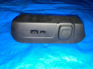 разъем AUX / USB Chevrolet TrailBlazer 3 поколение 2022, 1.3 л., бензин, вариатор, белый, хетчбэк 5 дв., передний привод, 13549941