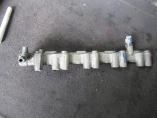 топливная рампа Toyota Avensis 2 поколение (T250) 2004, 2.0 л., бензин, 8945832010