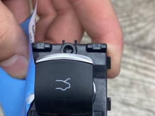 кнопка открытия багажника Alfa Romeo Stelvio 1 поколение 2018, 2.0 л., бензин, 156117021