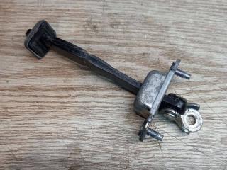 ограничитель открывания двери Subaru Forester 3 поколение (SH) 2010, 2.5 л., бензин, 61124SC001