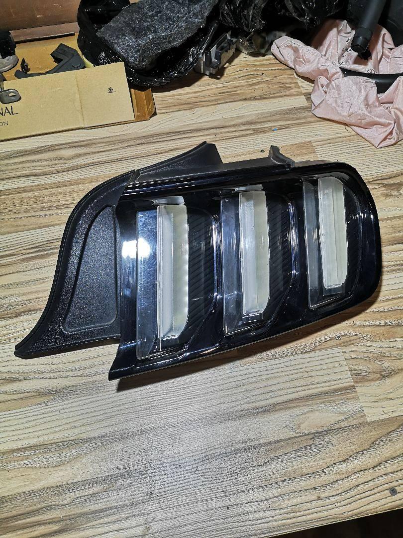 фонарь задний правый Ford Mustang 6 поколение S550 2017, 5.0 л., бензин, 6МКПП, синий, FR3B13B504, FR3B13B504B, FR3B13B504CP - фото №1