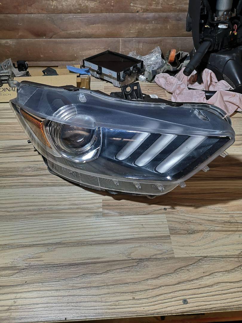 фара правая Ford Mustang 6 поколение S550 2017, 5.0 л., бензин, 6МКПП, синий, FR3B13005B, FR3B13005C, FR3B13005D - фото №1