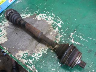 полуось передняя левая (приводной вал, ШРУС) Volkswagen Passat B5 1998, 1.6 л., i, бензин, МКПП, универсал