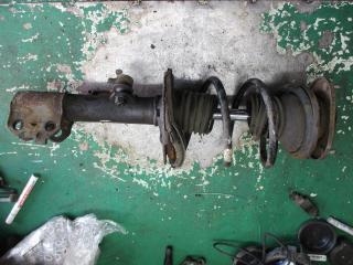 стойка передняя правая Toyota Corolla Verso 1 поколение E121 2003, 2.0 л., TD, дизель, МКПП, хетчбэк 5 дв.