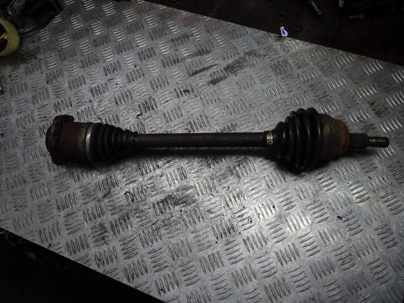 полуось передняя левая (приводной вал, ШРУС) Volkswagen Golf 4 поколение 2002, 1.6 л., бензин, МКПП, универсал - фото №1