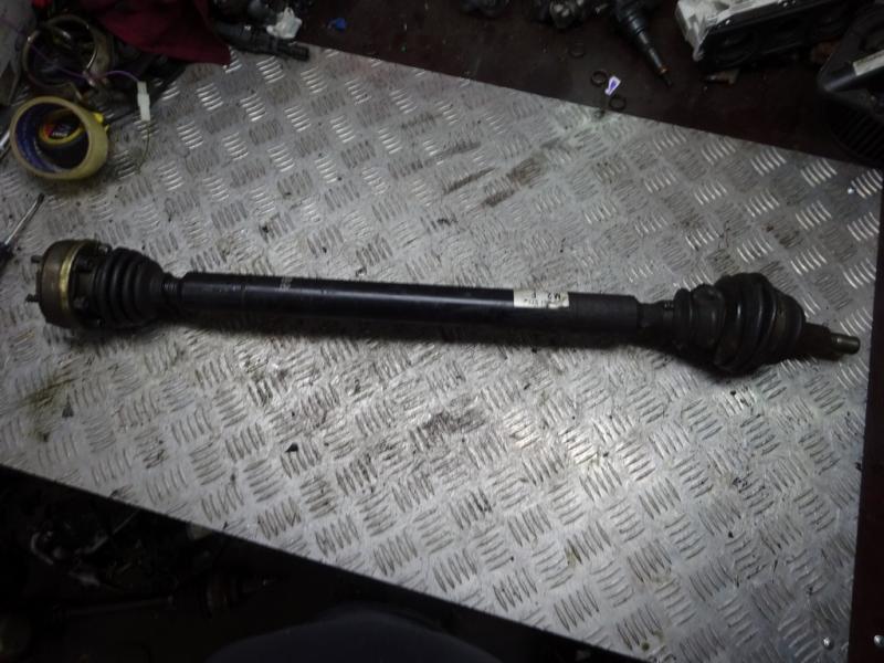 полуось передняя правая (приводной вал, ШРУС) Volkswagen Golf 4 поколение 2002, 1.6 л., бензин - фото №1