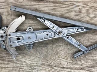 стеклоподъемник задний левый Infiniti Q50 1 поколение [рестайлинг] 2019, 3.0 л., VR30DDTT, бензин, АКПП, (k23) silver "m", седан, задний привод