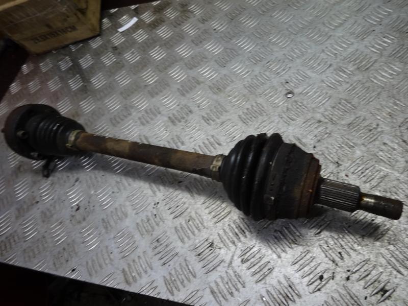 полуось передняя левая (приводной вал, ШРУС) Volkswagen Golf 4 поколение 2002, 1.4 л., бензин, МКПП, хетчбэк 5 дв. - фото №1