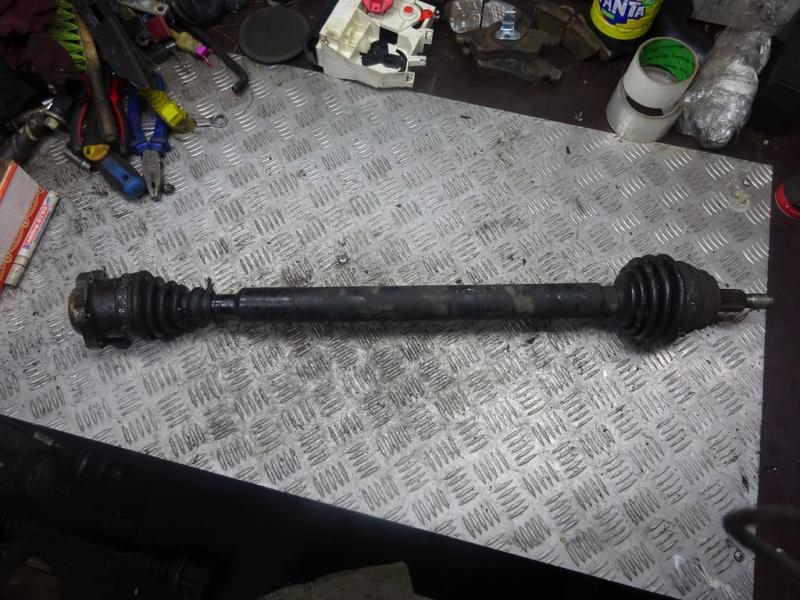 полуось передняя правая (приводной вал, ШРУС) Volkswagen Golf 4 поколение 2001, 1.6 л., бензин - фото №1