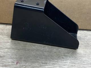 кронштейн буксировочный правый Porsche Macan 1 поколение 2015, 3.0 л., дизель, 8R0813384