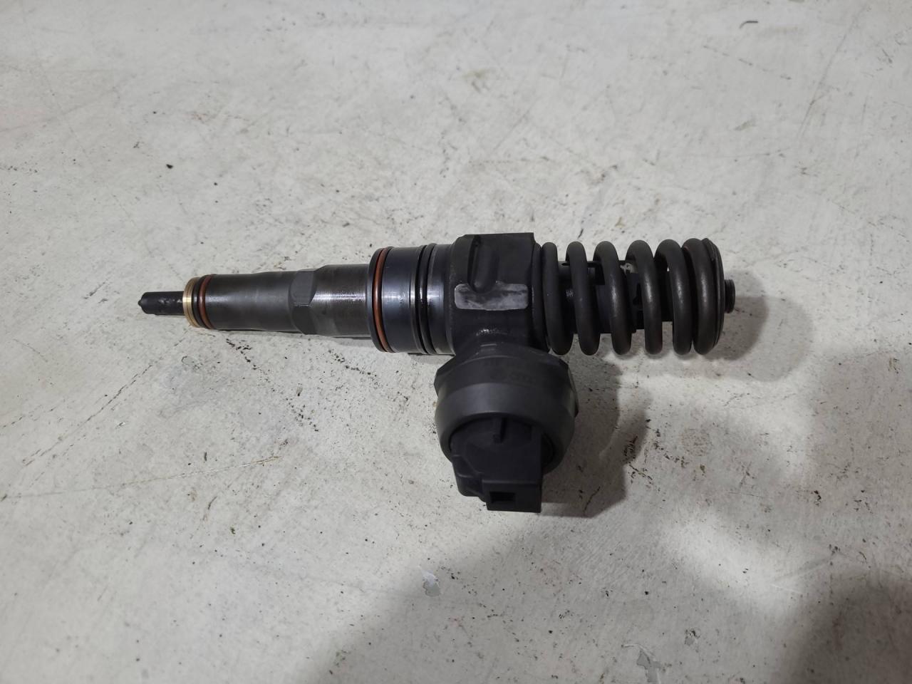 форсунка Volkswagen Bora 1 поколение 2002, 1.9 л., TDi PD, ATD, дизель, черный, седан, передний привод, 038130073AJ - фото №1