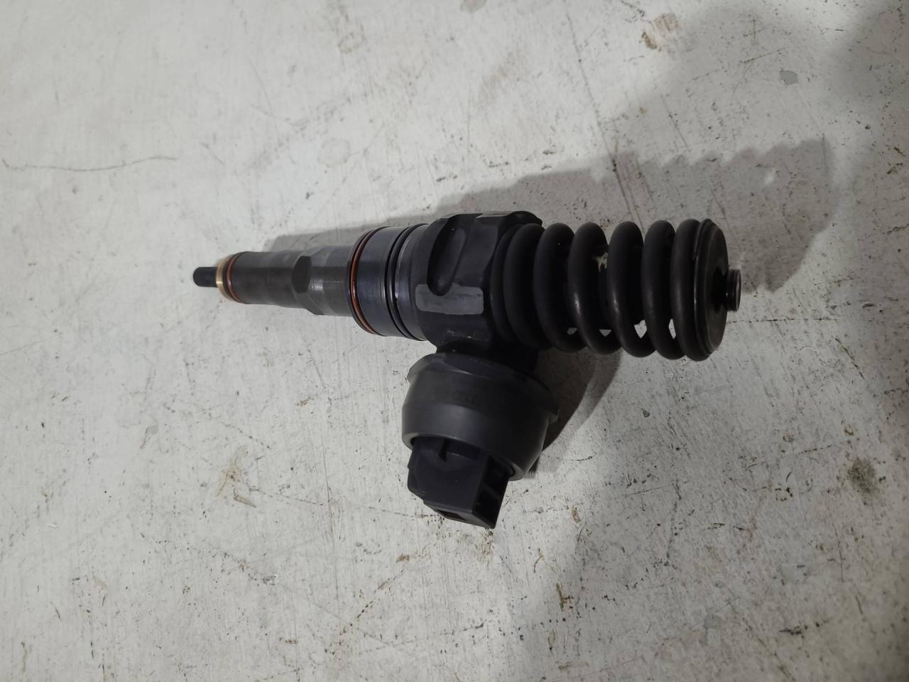 форсунка Volkswagen Bora 1 поколение 2002, 1.9 л., TDi PD, ATD, дизель, черный, седан, передний привод, 038130073AJ - фото №1
