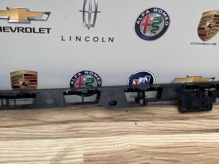 Кронштейн накладки на порог лев. Porsche Macan 1 поколение 2016, 3.0 л., дизель, АКПП, 95B853537