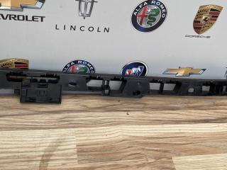 Кронштейн накладки на порог прав. Porsche Macan 1 поколение 2016, 3.0 л., дизель, АКПП, 95B853538