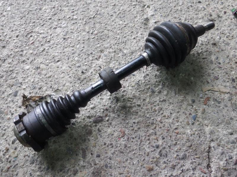 полуось передняя левая (приводной вал, ШРУС) Volkswagen Golf 4 поколение 2002, 1.6 л., бензин - фото №1