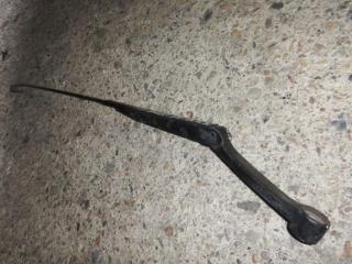 щеткодержатель (поводок стеклоочистителя, дворник) Audi 80 B3 1992