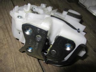 замок двери задней правой Mitsubishi Outlander 3 поколение 2014