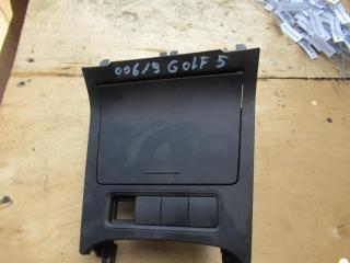 пепельница Volkswagen Golf 5 поколение 2008, 1.9 л., дизель, МКПП, хетчбэк 5 дв.