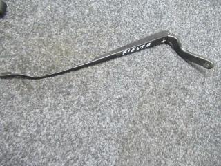 щеткодержатель (поводок стеклоочистителя, дворник) Ford Fiesta 4 поколение [рестайлинг] 2002, 1.4 л., бензин, МКПП, хетчбэк 5 дв., 2S6117526AB