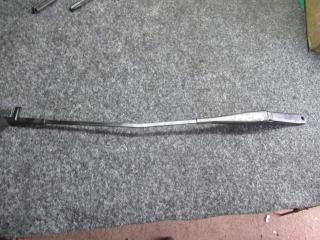 щеткодержатель (поводок стеклоочистителя, дворник) Ford Focus 2 поколение 2006, 4M5117526CB