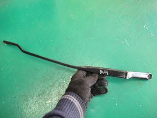 щеткодержатель (поводок стеклоочистителя, дворник) Audi A4 B5 1998, 8D1955408A