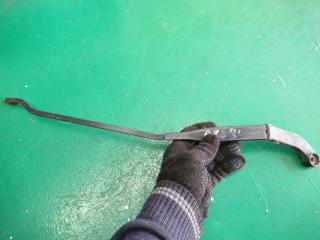 щеткодержатель (поводок стеклоочистителя, дворник) Audi 80 8C/B4 1993, 893955407D