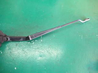 щеткодержатель (поводок стеклоочистителя, дворник) Volkswagen Golf 3 поколение 1994, 1H1955409C