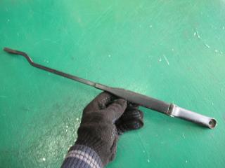 щеткодержатель (поводок стеклоочистителя, дворник) Audi A4 B5 1997, 8D1955407A