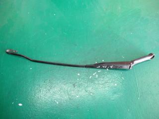 щеткодержатель (поводок стеклоочистителя, дворник) Audi A4 B5 1996, 8D1955408A