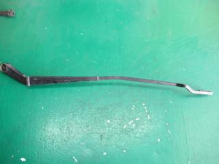 щеткодержатель (поводок стеклоочистителя, дворник) Volkswagen Golf 3 поколение 1994, 1H1955410A