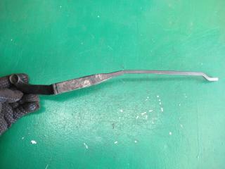 щеткодержатель (поводок стеклоочистителя, дворник) Audi 80 8C/B4 1993, 893955407D