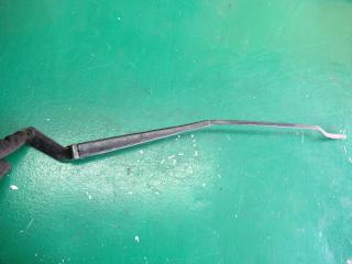 щеткодержатель (поводок стеклоочистителя, дворник) Volkswagen Golf 3 поколение 1999, 1J1955410A