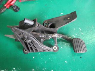 педаль тормоза Renault Laguna 2 поколение 2003, 2.0 л., бензин, МКПП, универсал, 8200002853