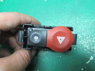 кнопка аварийной сигнализации Renault Modus 1 поколение 2005, 1.4 л., бензин, МКПП, хетчбэк 5 дв., 8200214896A