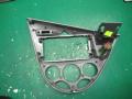 рамка под магнитолу Ford Focus 1 поколение 2001, 1.6 л., бензин, АКПП, универсал, 98ABA046A04 - фото №2