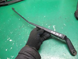 щеткодержатель (поводок стеклоочистителя, дворник) Volkswagen Golf 3 поколение 1999, 1J1955410A