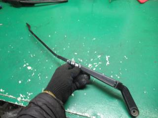 щеткодержатель (поводок стеклоочистителя, дворник) Volkswagen Golf 3 поколение 1998, 1.6 л., бензин, МКПП, универсал, 1J1955410A