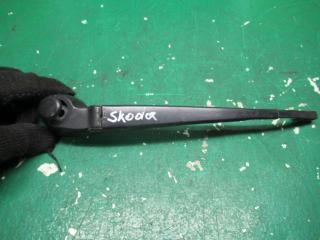 щеткодержатель (поводок стеклоочистителя, дворник) Skoda Octavia 1 поколение (A4) 1998, 1U9955707B