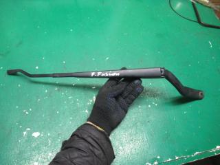 щеткодержатель (поводок стеклоочистителя, дворник) Ford Fusion 1 поколение 2002, 1.6 л., бензин, хетчбэк 5 дв., 2N117526AC