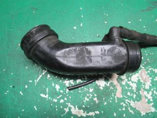 патрубок (трубопровод, шланг) Volkswagen Golf 3 поколение 1999, 1.6 л., бензин