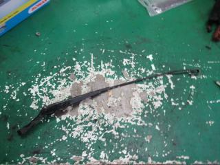 щеткодержатель (поводок стеклоочистителя, дворник) Volkswagen Passat B5 1998, 3B1955410