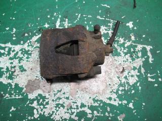 суппорт передний правый Volkswagen Golf 3 поколение 1998, 1.4 л., бензин, МКПП, хетчбэк 5 дв.